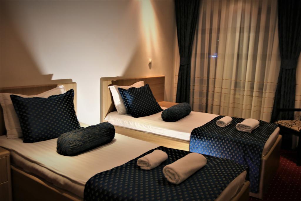 Hotel Pejton Pristina Kültér fotó