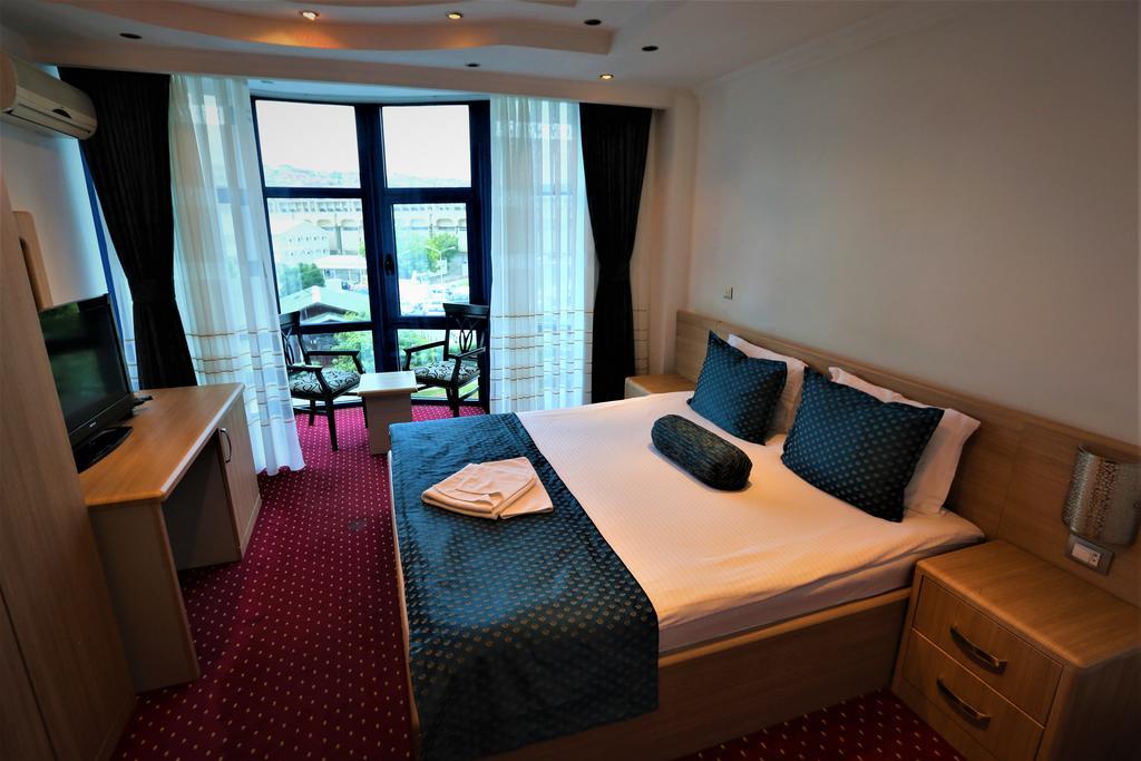 Hotel Pejton Pristina Kültér fotó