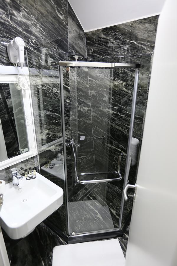 Hotel Pejton Pristina Kültér fotó